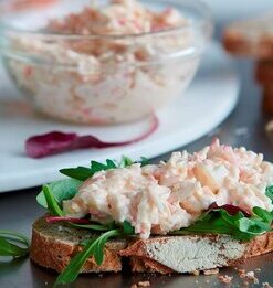 Crab surimisalade verpakt per 125 gram